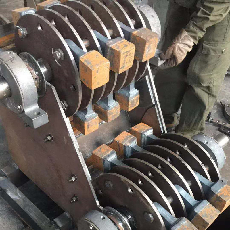 世博雙級破碎機(jī)細(xì)節(jié)圖，內(nèi)部結(jié)構(gòu)