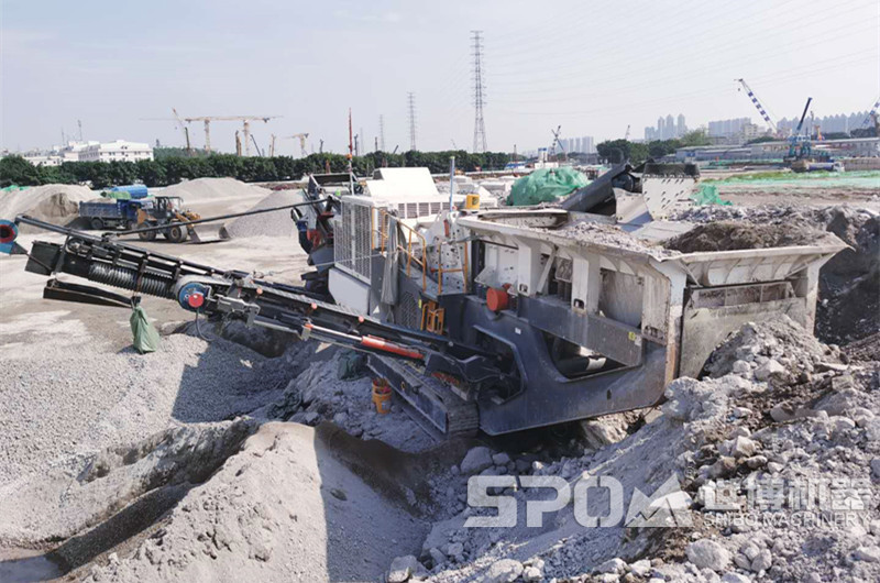 履帶移動(dòng)碎石加工設(shè)備現(xiàn)場，建筑垃圾破碎現(xiàn)場