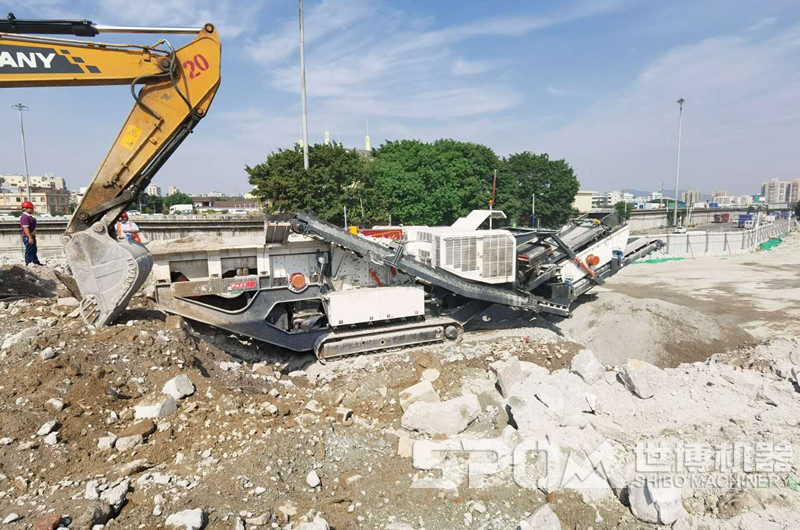 大型建筑廢料粉碎機(jī)，履帶式移動(dòng)破碎站粉碎建筑垃圾現(xiàn)場圖