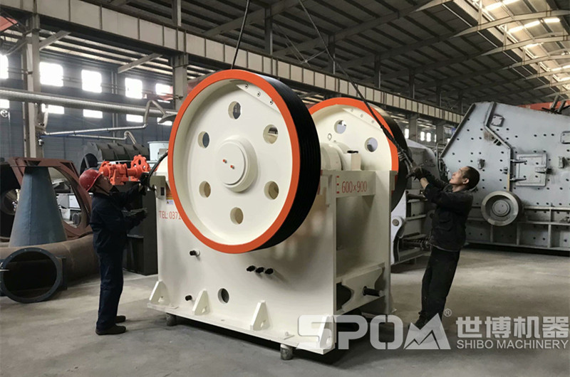 69顎式破碎機吊裝發(fā)貨
