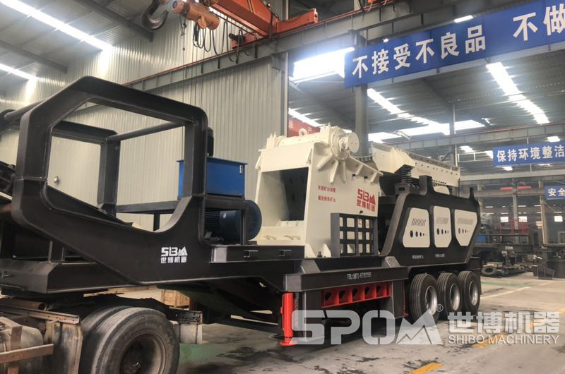 大型石頭破碎機(jī)生產(chǎn)車間，圖為一臺(tái)大型移動(dòng)破碎機(jī)半成品