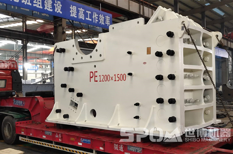1215顎式破碎機(jī)裝車(chē)發(fā)貨圖