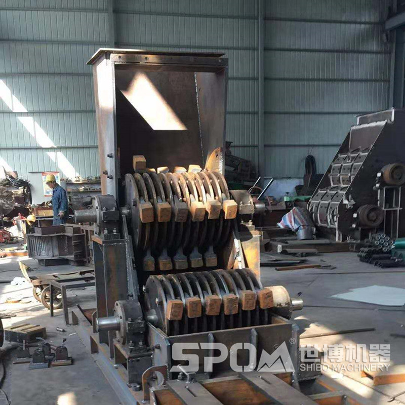 世博雙級破碎機生產(chǎn)車間，雙級破碎機半成品內(nèi)部結(jié)構(gòu)