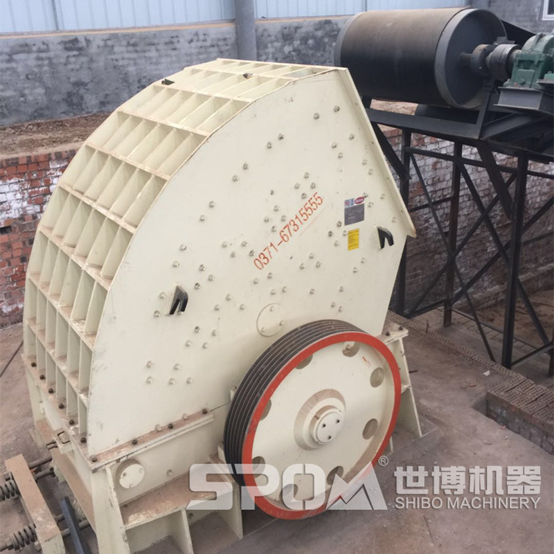 重錘破碎機碎石現(xiàn)場圖