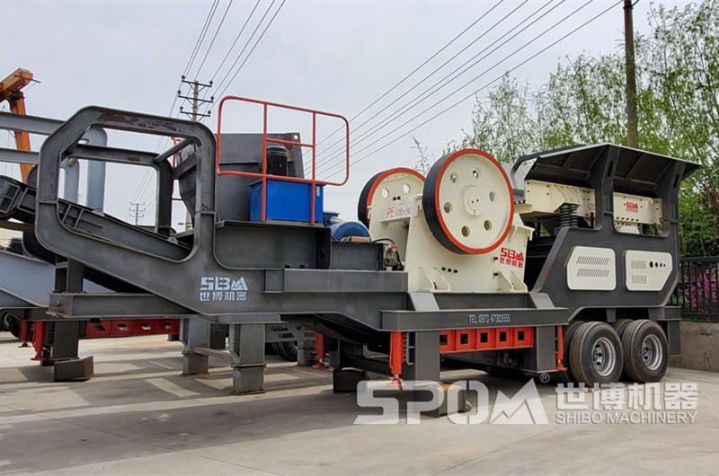 輪胎式顎破移動(dòng)碎石機(jī)，配置顎破的移動(dòng)碎石機(jī)